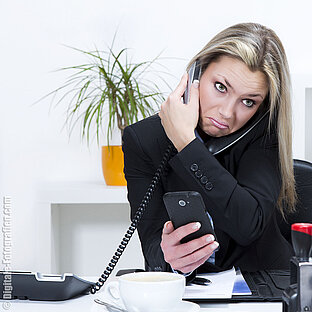 Büroset mit Telefon, Aktenordnern und Planzen Büroset