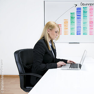 Büroset mit Schreibtisch und Whiteboard Büroset
